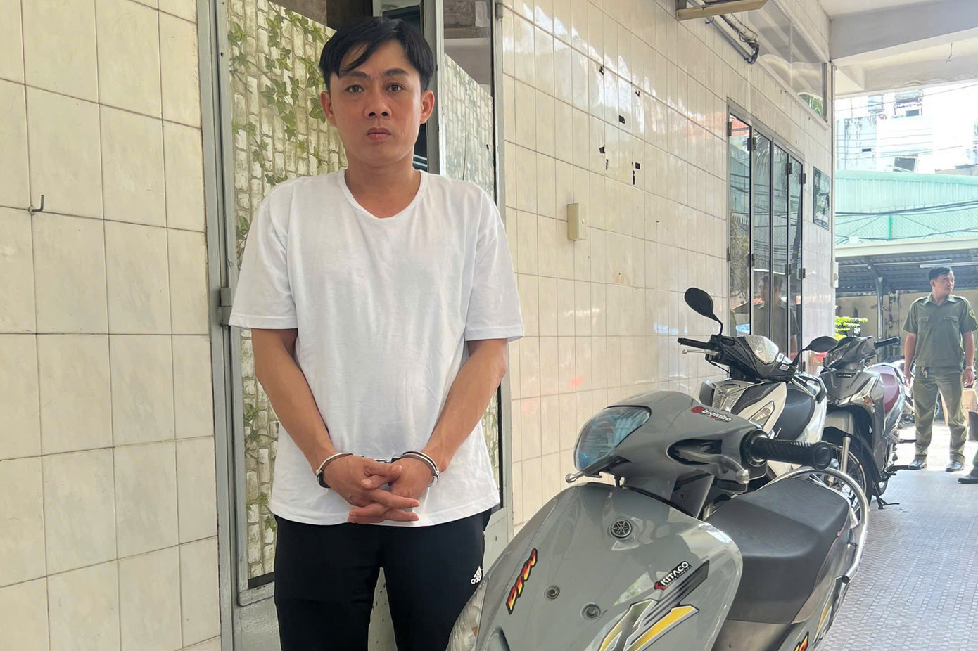 Nguyễn Thành Đạt cùng với phương tiện gây án. Ảnh: Đ.N.