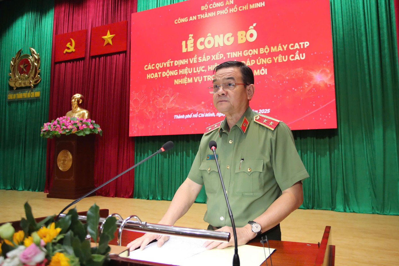 Trung tướng Lê Hồng Nam phát biểu tại buổi lễ. Ảnh: Công an TPHCM.