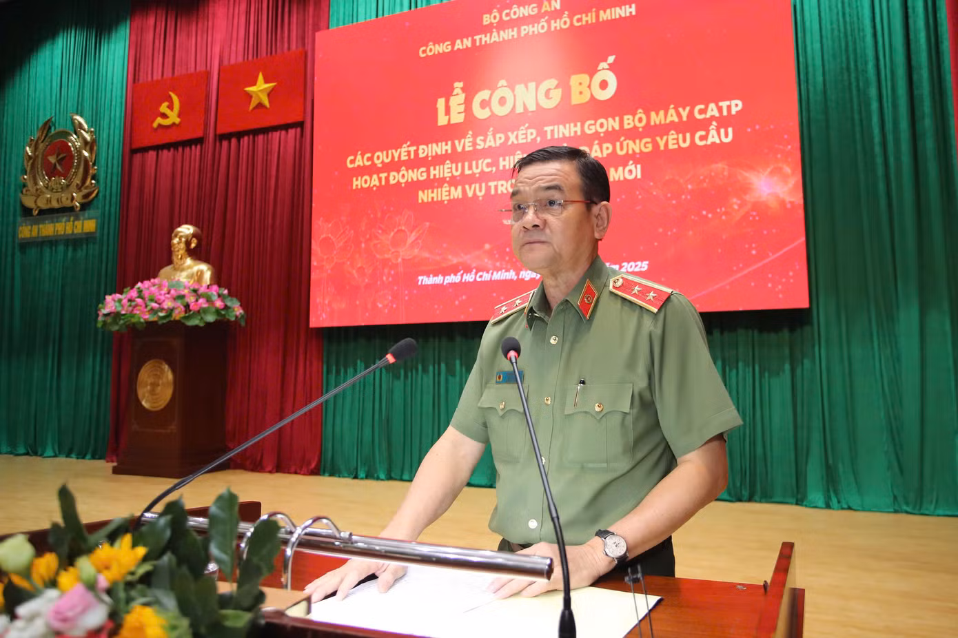 Trung tướng Lê Hồng Nam phát biểu tại buổi lễ. Ảnh: Công an TPHCM.