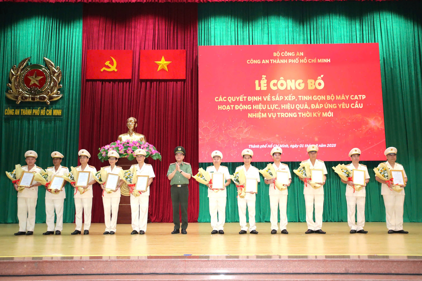 Trung tướng Lê Hồng Nam trao các quyết định về công tác cán bộ cho các đồng chí được điều động, bổ nhiệm. Ảnh: Công an TPHCM.