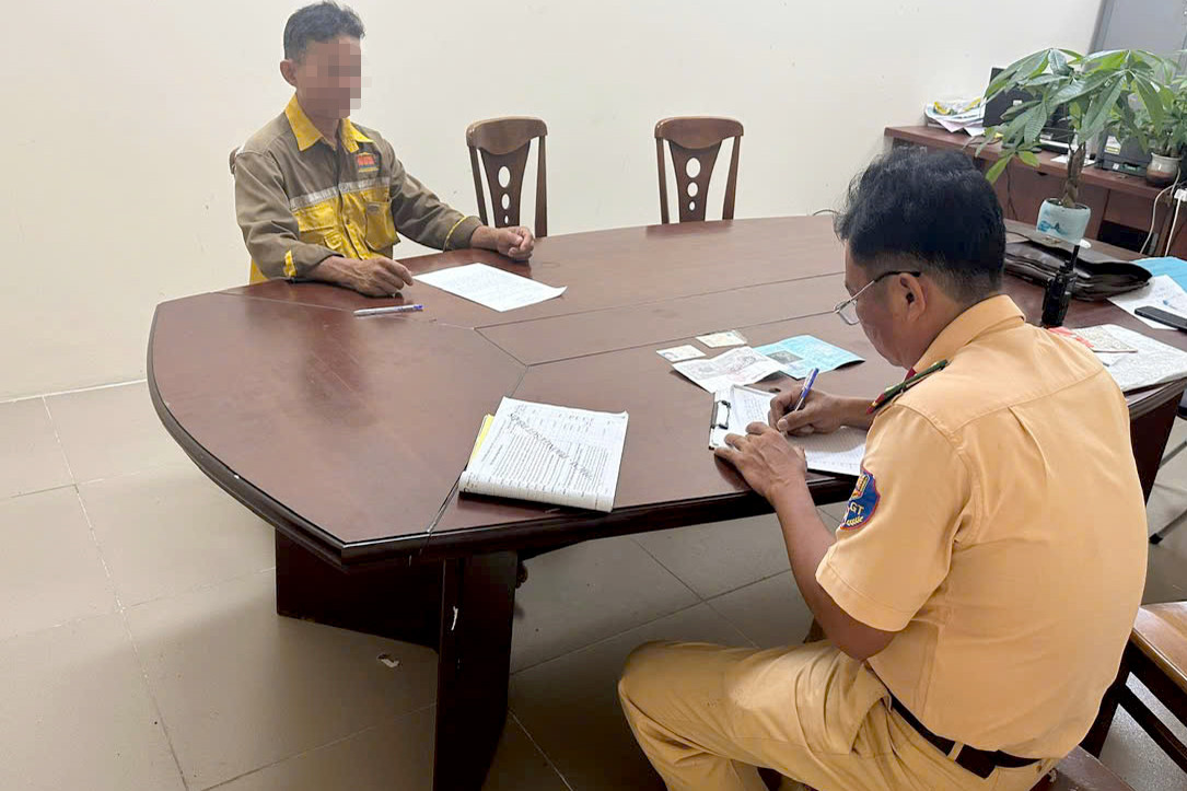 Lực lượng CSGT lập biên bản xử phạt tài xế xe bồn. Ảnh: PC08. Lực lượng CSGT lập biên bản xử phạt tài xế xe bồn. Ảnh: PC08.