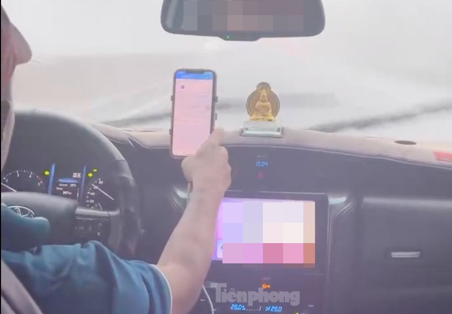 Một tài xế vừa lái ô tô vừa sử dụng điện thoại. Ảnh: Hoàng Thuận. Một tài xế vừa lái ô tô vừa sử dụng điện thoại. Ảnh: Hoàng Thuận.