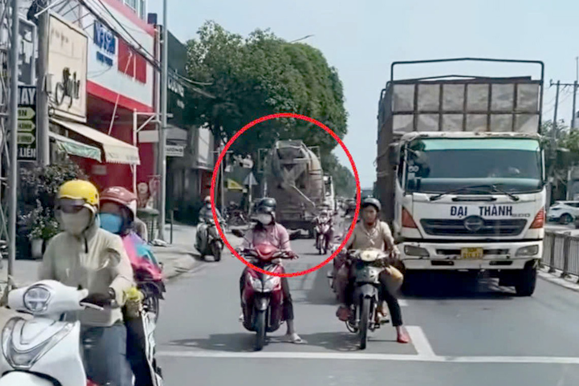 Xe bồn ngang nhiên đi ngược chiều trên tỉnh lộ 8. Ảnh: PC08. Xe bồn ngang nhiên đi ngược chiều trên tỉnh lộ 8. Ảnh: PC08.