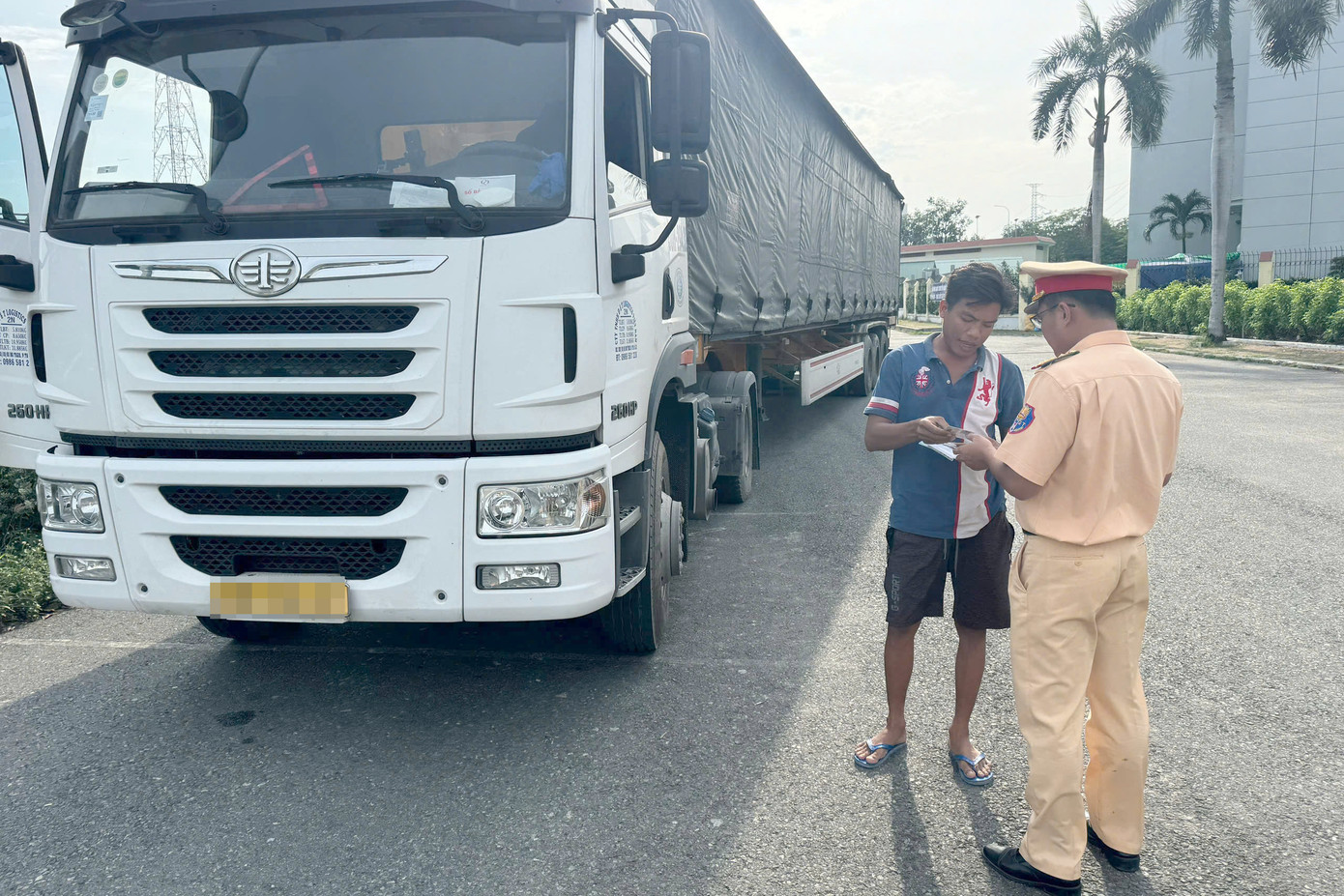 Lực lượng CSGT kiểm tra xe đầu kéo trên quốc lộ 1. Ảnh: PC08. Lực lượng CSGT kiểm tra xe đầu kéo trên quốc lộ 1. Ảnh: PC08.