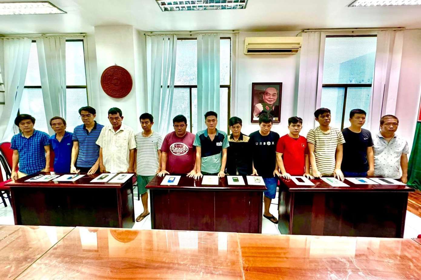 Các đối tượng trong đường dây cá độ bóng đá do Phước và Tuấn cầm đầu. Ảnh: Công an cung cấp.