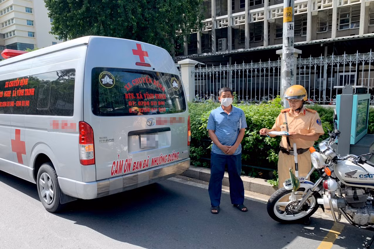 Lực lượng CSGT kiểm tra một xe cứu thương. Ảnh: PC08.