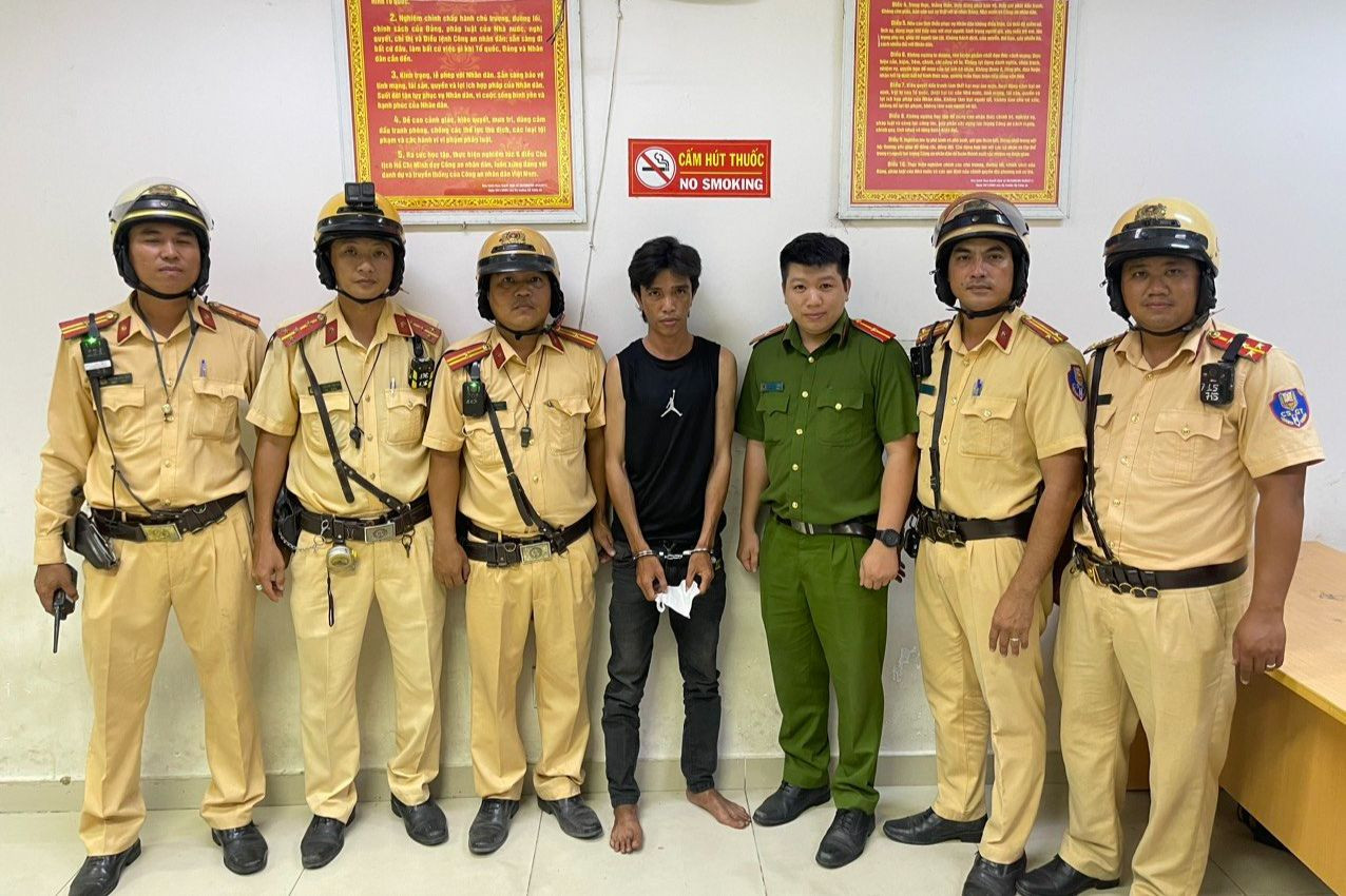 Lâm Quang Thái thời điểm bị lực lượng CSGT và trinh sát hình sự bắt giữ. Ảnh: PC08.