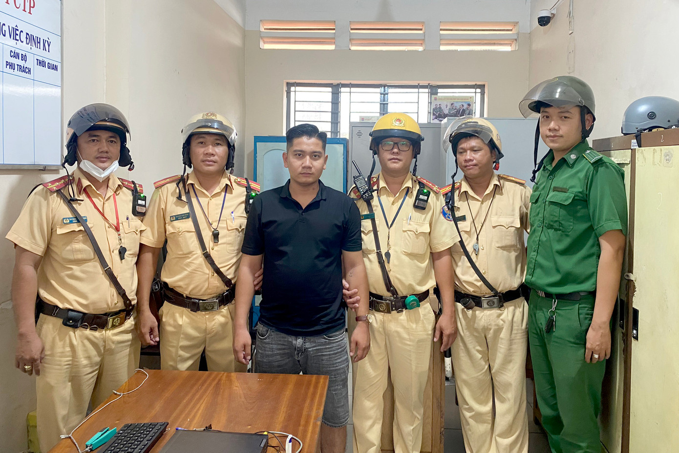 Nguyễn Văn Chiến (áo đen) được đưa về trụ sở công an để làm rõ (Ảnh: Công an cung cấp).