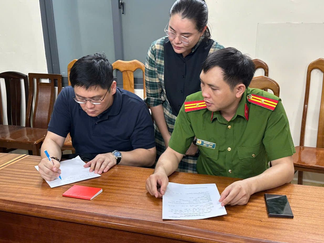 Nam du khách đã cảm ơn lực lượng Công an TPHCM vì nhanh chóng bắt được đối tượng cướp giật và thu hồi được chiếc điện thoại. Ảnh: Công an cung cấp.