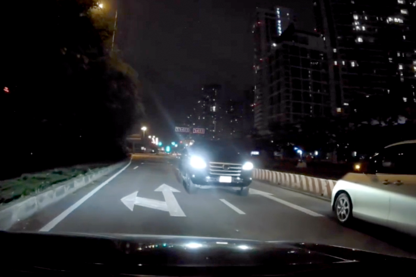 Hình ảnh ô tô đi ngược chiều khiến các tài xế bức xúc. Ảnh cắt từ clip.