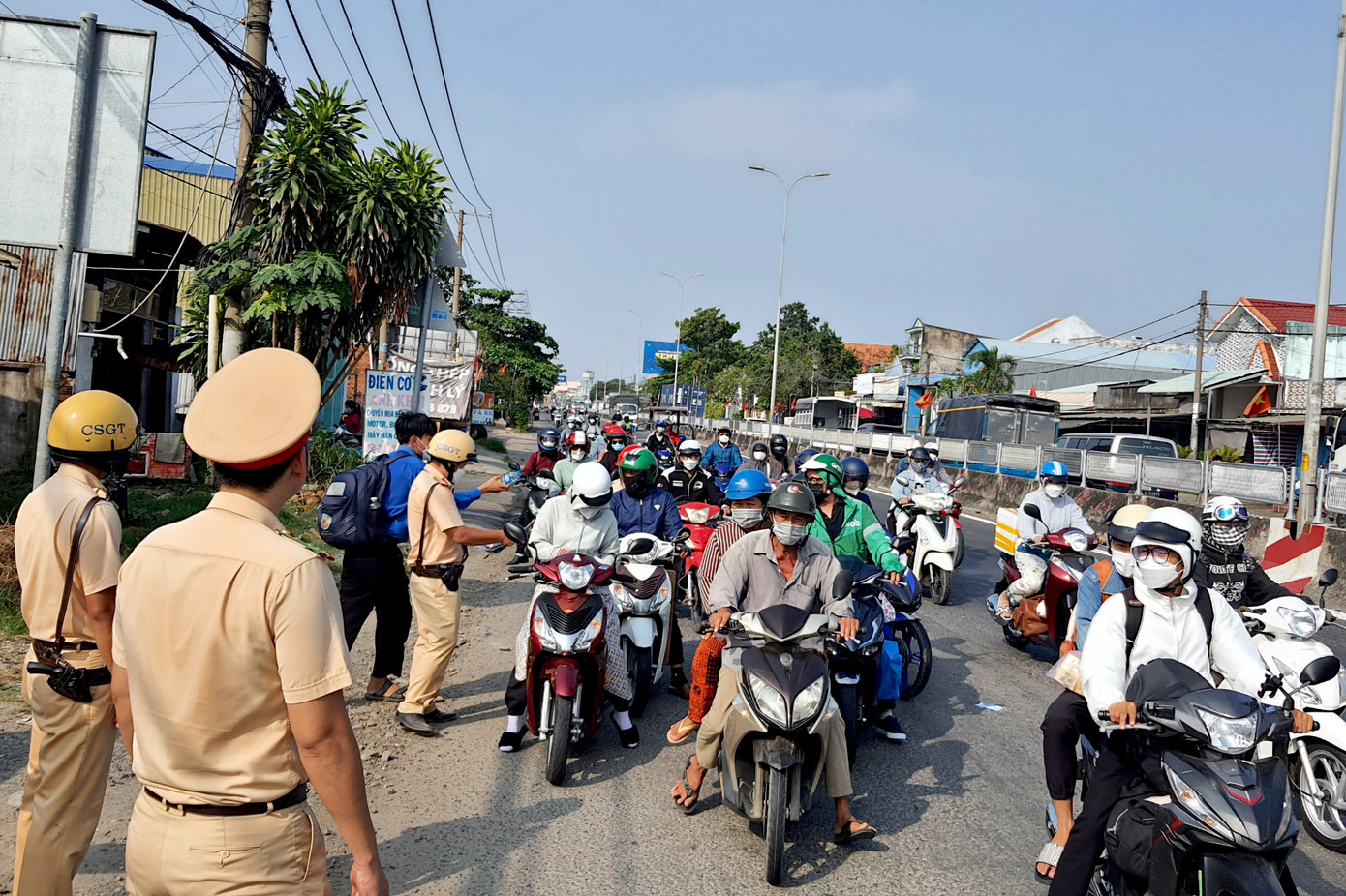 Chiều 28/4, người dân bắt đầu rời TPHCM về quê để bắt đầu kỳ nghỉ lễ (Ảnh: Hoàng Thuận).