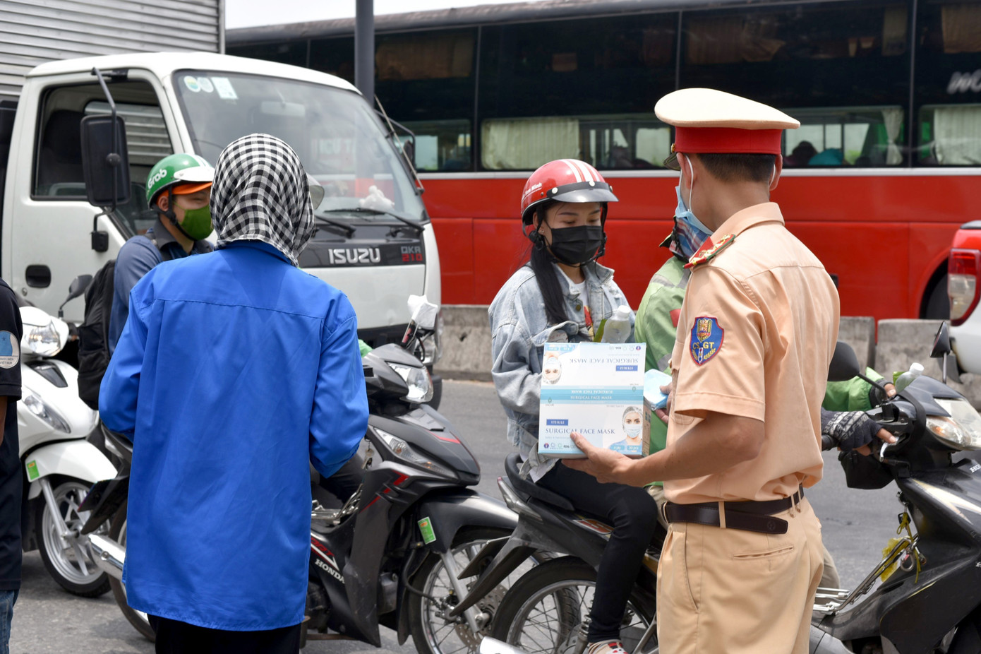 Đội CSGT Bình Triệu phát khẩu trang cho người dân (Ảnh: Phạm Nguyễn).