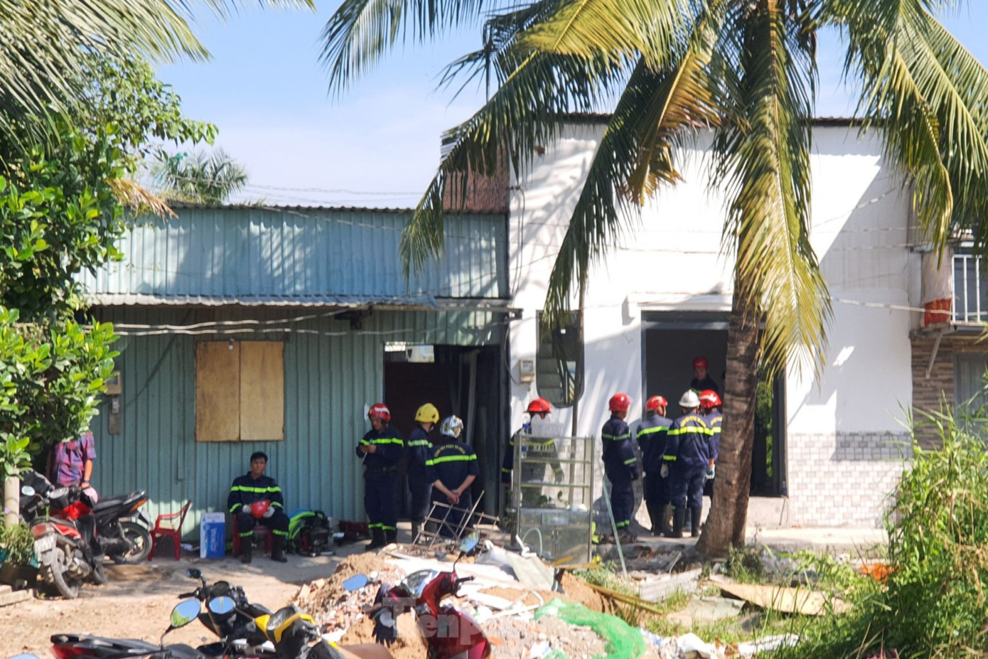 Lực lượng chức năng đang triển khai công tác cứu hộ. Ảnh: Hoàng Thuận