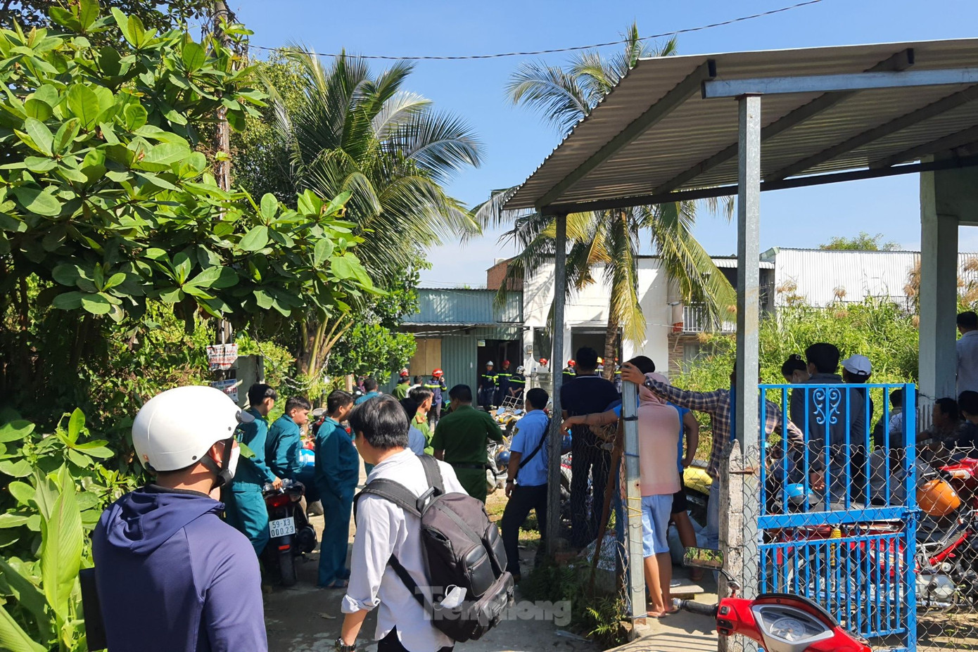 Người dân tập trung theo dõi công tác cứu nạn. Ảnh: Hoàng Thuận.