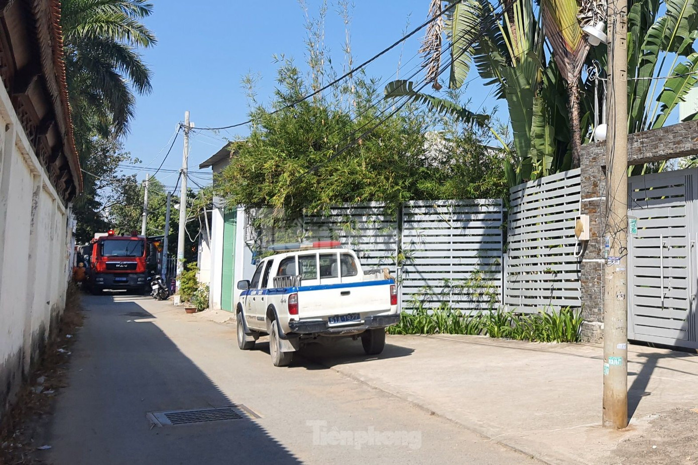 Xe của lực lượng chức năng có mặt tại hiện trường. Ảnh: Hoàng Thuận.