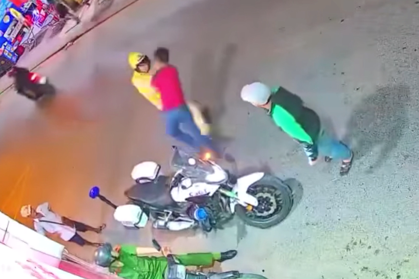 Camera ghi lại cảnh lực lượng CSGT khống chế người đàn ông. Ảnh cắt từ clip. Camera ghi lại cảnh lực lượng CSGT khống chế người đàn ông. Ảnh cắt từ clip.