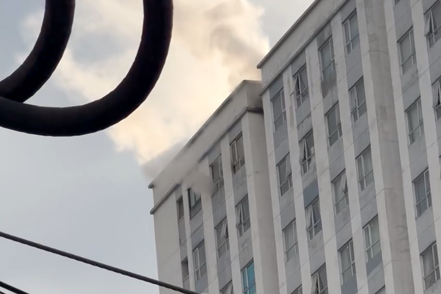 Khói bốc lên từ căn hộ xảy ra cháy. Ảnh: A.X Khói bốc lên từ căn hộ xảy ra cháy. Ảnh: A.X