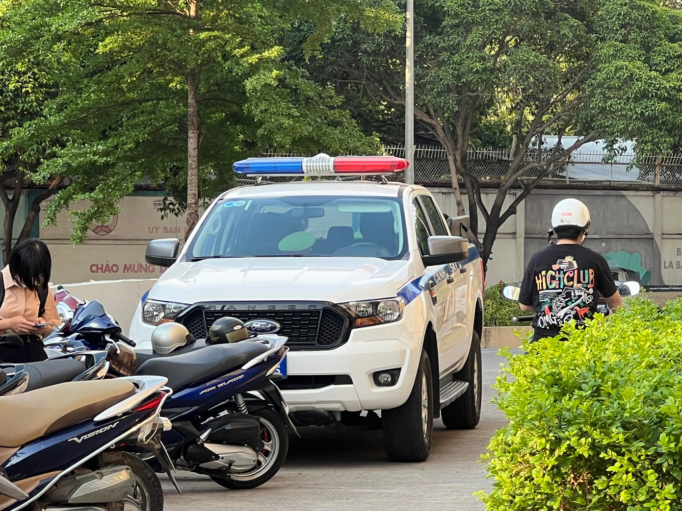 Xe cảnh sát có mặt tại chung cư xảy ra vụ việc.