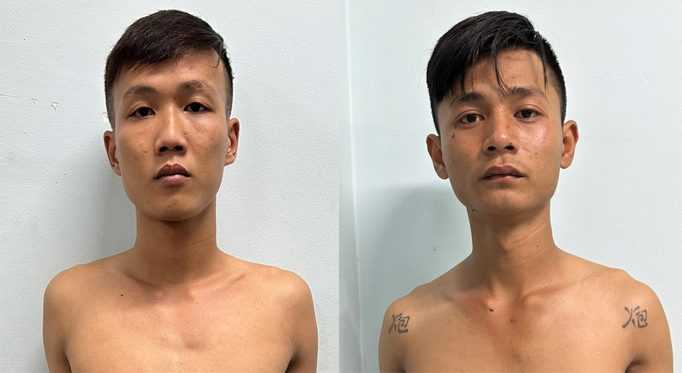 Hậu (bên trái) và Giang tại cơ quan công an. Ảnh: H.T.