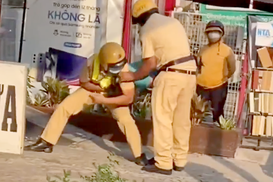 Hình ảnh tài xế taxi bị kẹp cổ. Ảnh cắt từ clip. Hình ảnh tài xế taxi bị kẹp cổ. Ảnh cắt từ clip.