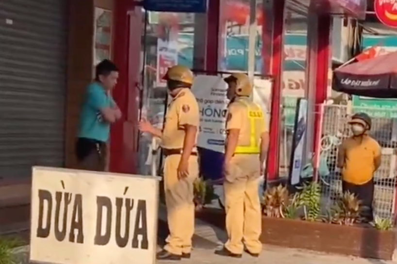 Tài xế công nghệ khoanh tay xin lỗi CSGT. Ảnh cắt từ clip.