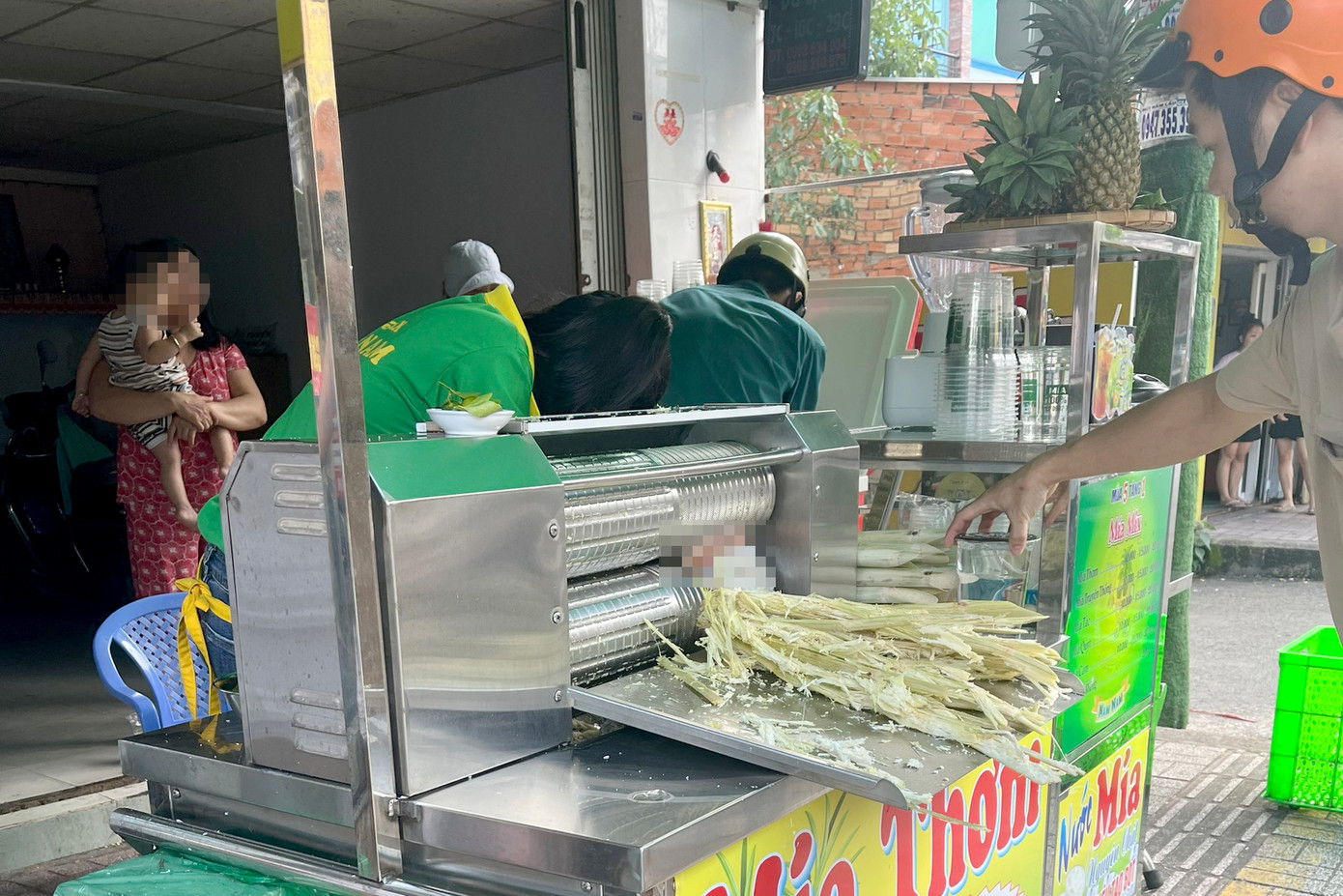 Một phần bàn tay của người phụ nữ bị kẹt vào máy ép nước mía. Ảnh: T.K.