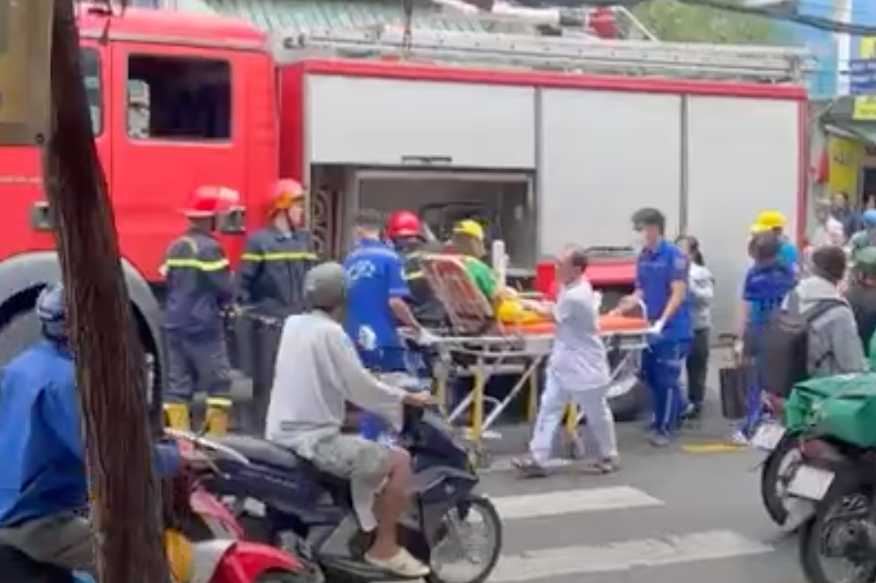 Nhân viên y tế đưa nạn nhân đi cấp cứu. Ảnh cắt từ clip.