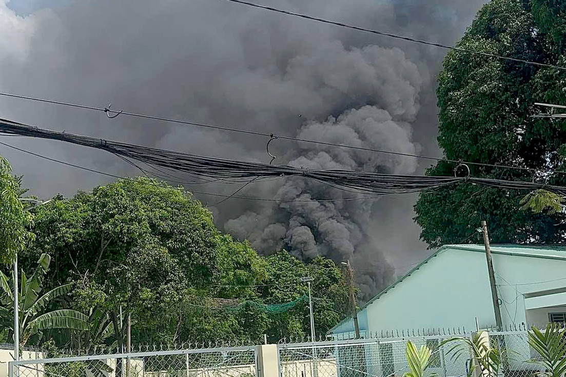 Khói đen từ đám cháy bao trùm khu vực. Ảnh: A.X. Khói đen từ đám cháy bao trùm khu vực. Ảnh: A.X.