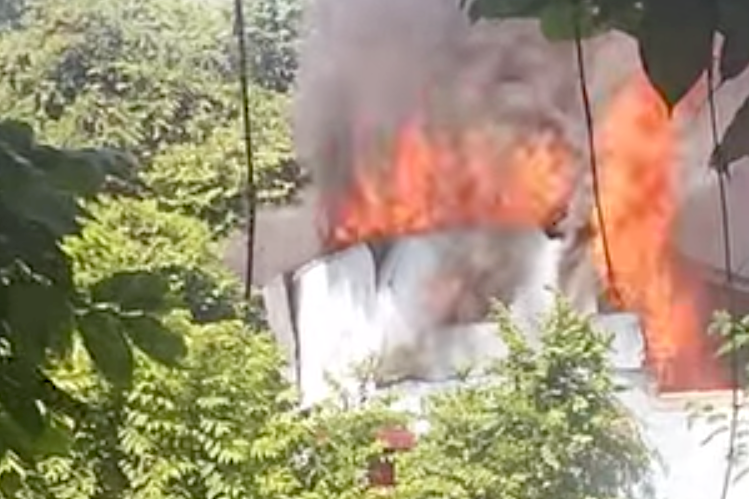 Ngọn lửa đỏ rực bùng lên từ nhà xưởng. Ảnh: A.X. Ngọn lửa đỏ rực bùng lên từ nhà xưởng. Ảnh: A.X.