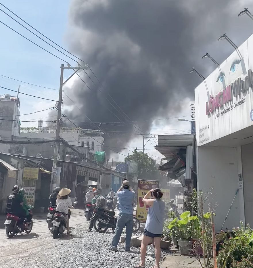 Khói đen bốc cao hàng chục mét từ đám cháy. Ảnh: A.X. Khói đen bốc cao hàng chục mét từ đám cháy. Ảnh: A.X.
