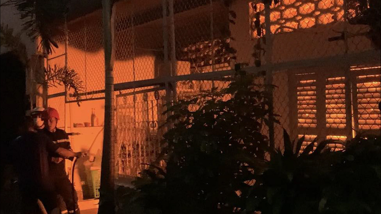 Lực lượng chức năng có mặt tại hiện trường vụ cháy.