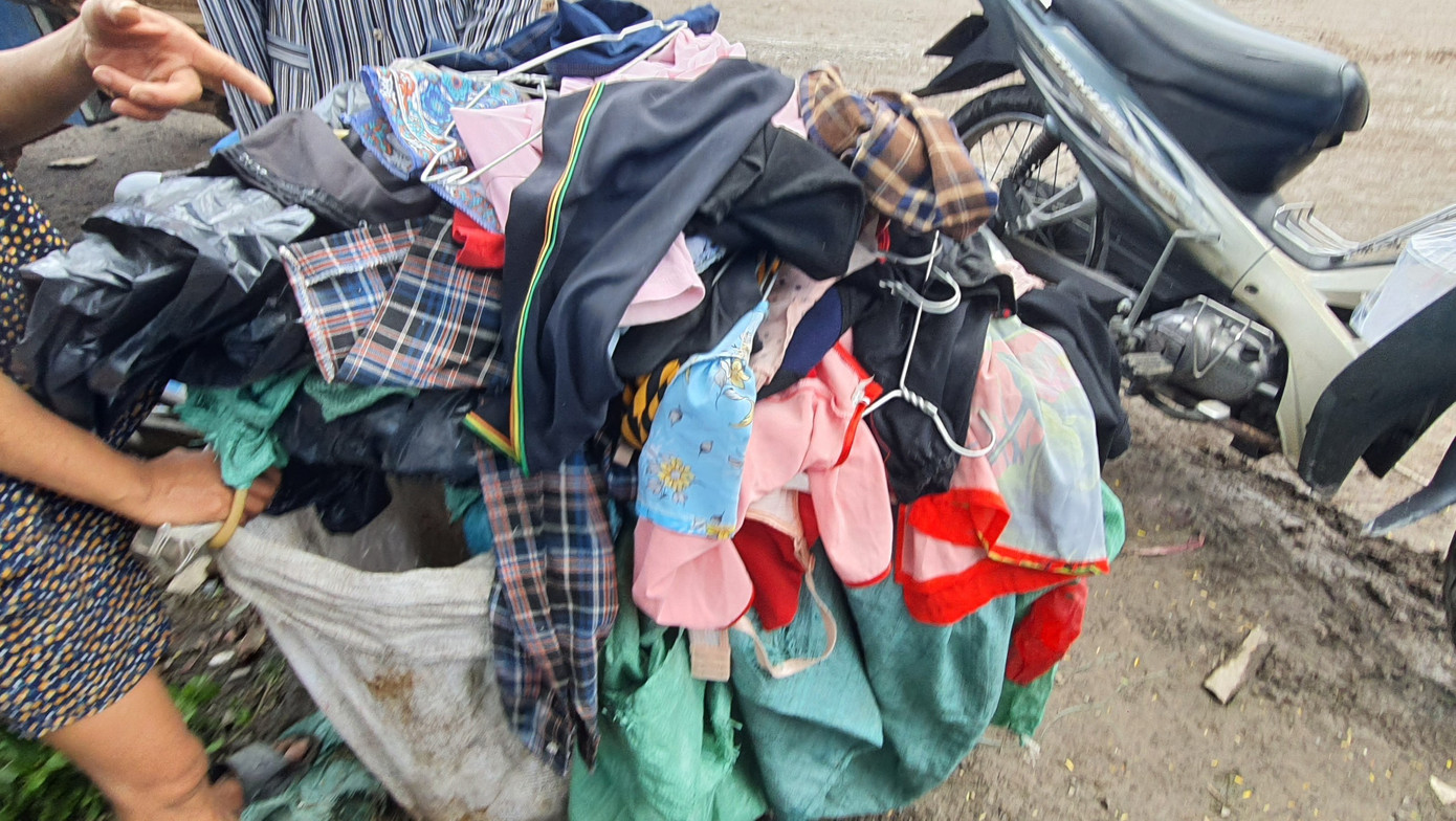 Người dân gần phòng trọ xảy ra cháy ôm áo quần chạy ra ngoài (Ảnh: Hoàng Thuận).