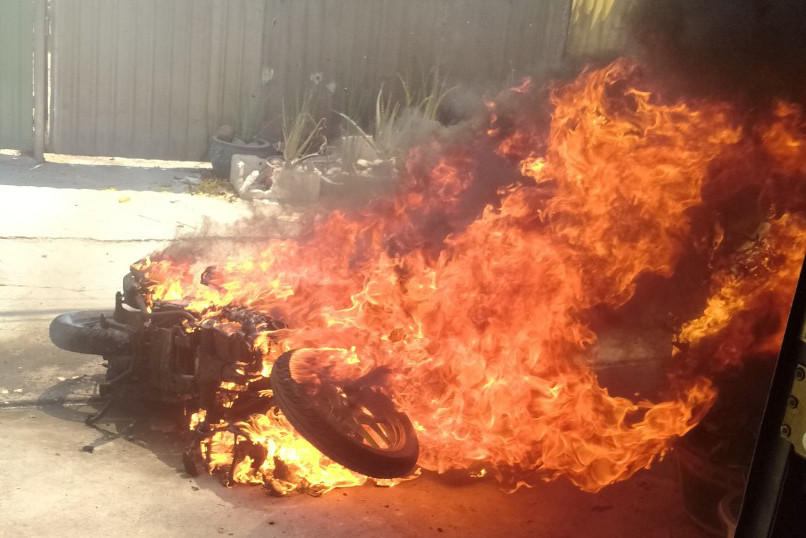 Lửa bao trùm xe máy.