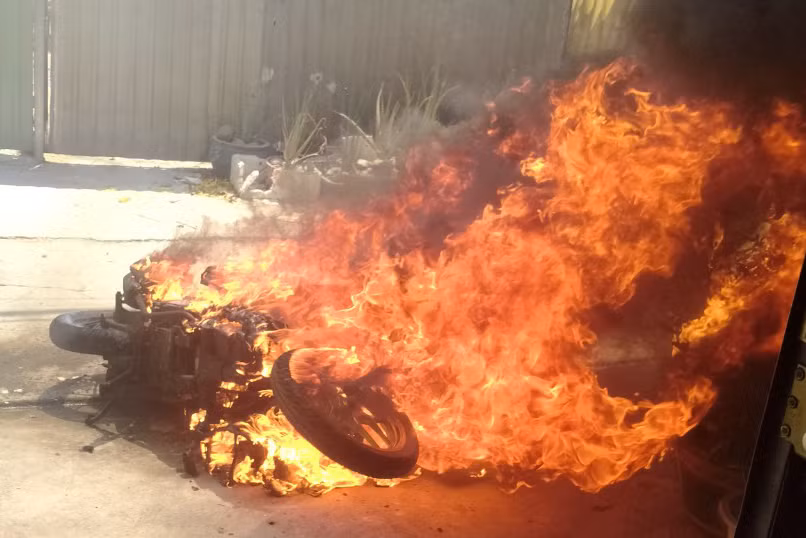 Lửa bao trùm xe máy.
