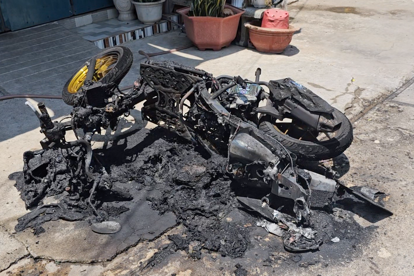Xe máy bị cháy rụi.