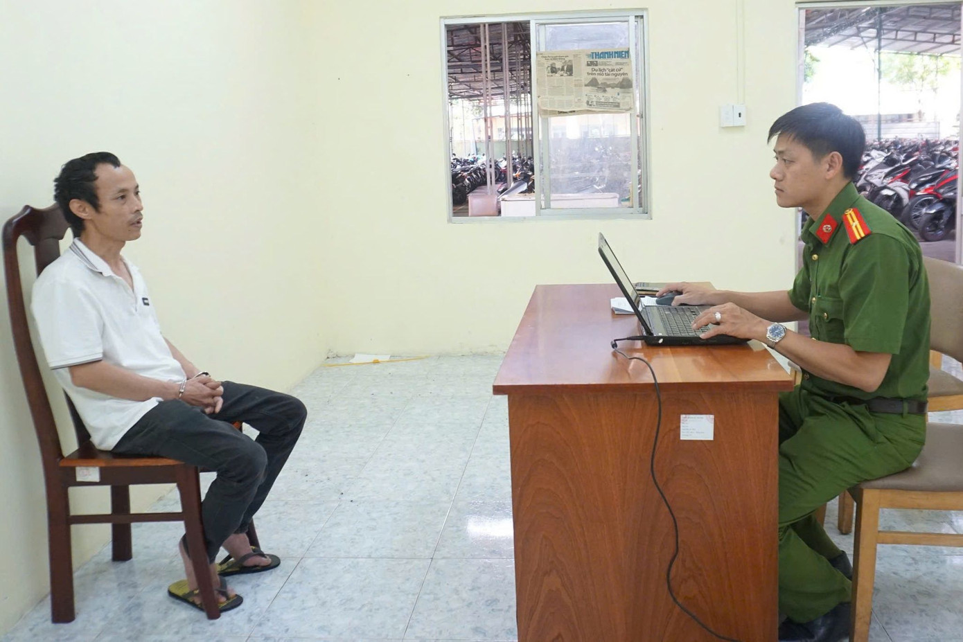 Cơ quan điều tra lấy lời khai đối với Ngô Sơn Hà. Ảnh: Công an cung cấp. Cơ quan điều tra lấy lời khai đối với Ngô Sơn Hà. Ảnh: Công an cung cấp.