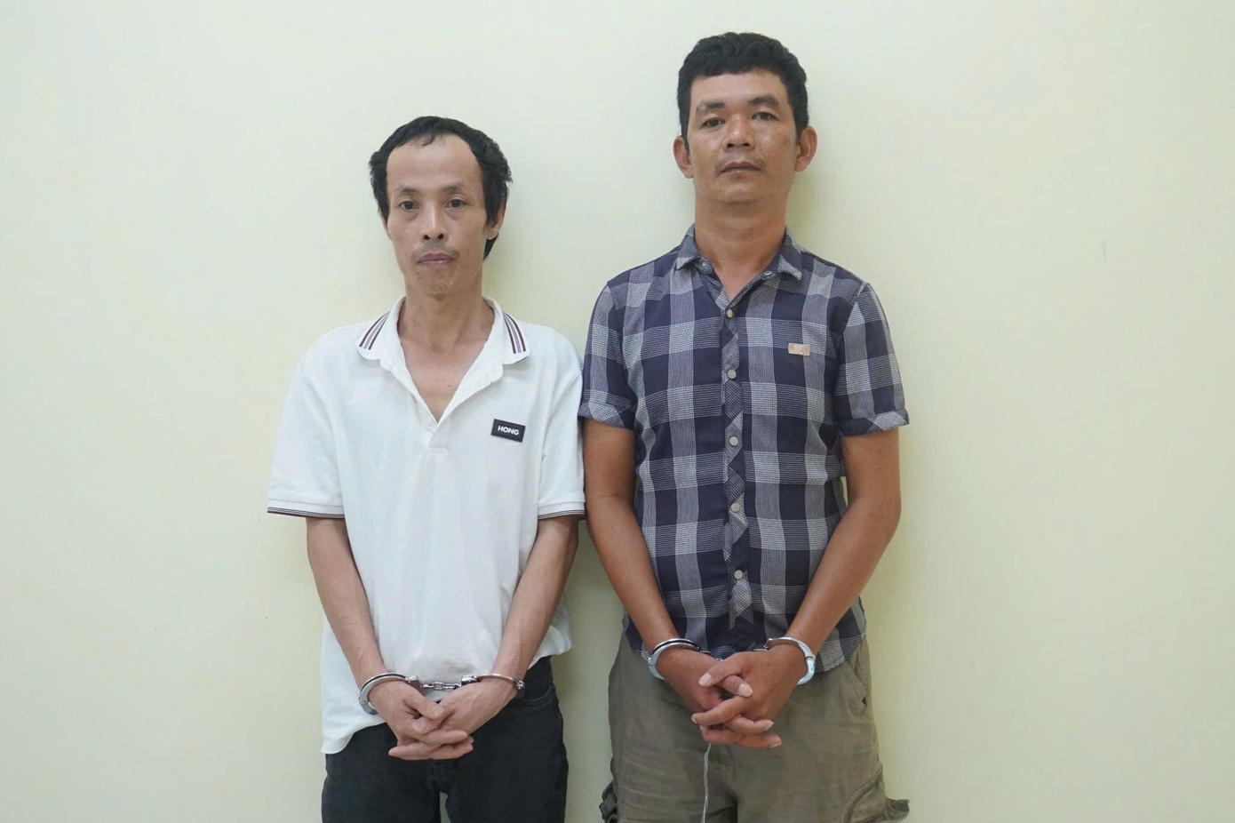 Từ trái qua, Hà và Phước tại cơ quan công an. Ảnh: Công an cung cấp. Từ trái qua, Hà và Phước tại cơ quan công an. Ảnh: Công an cung cấp.