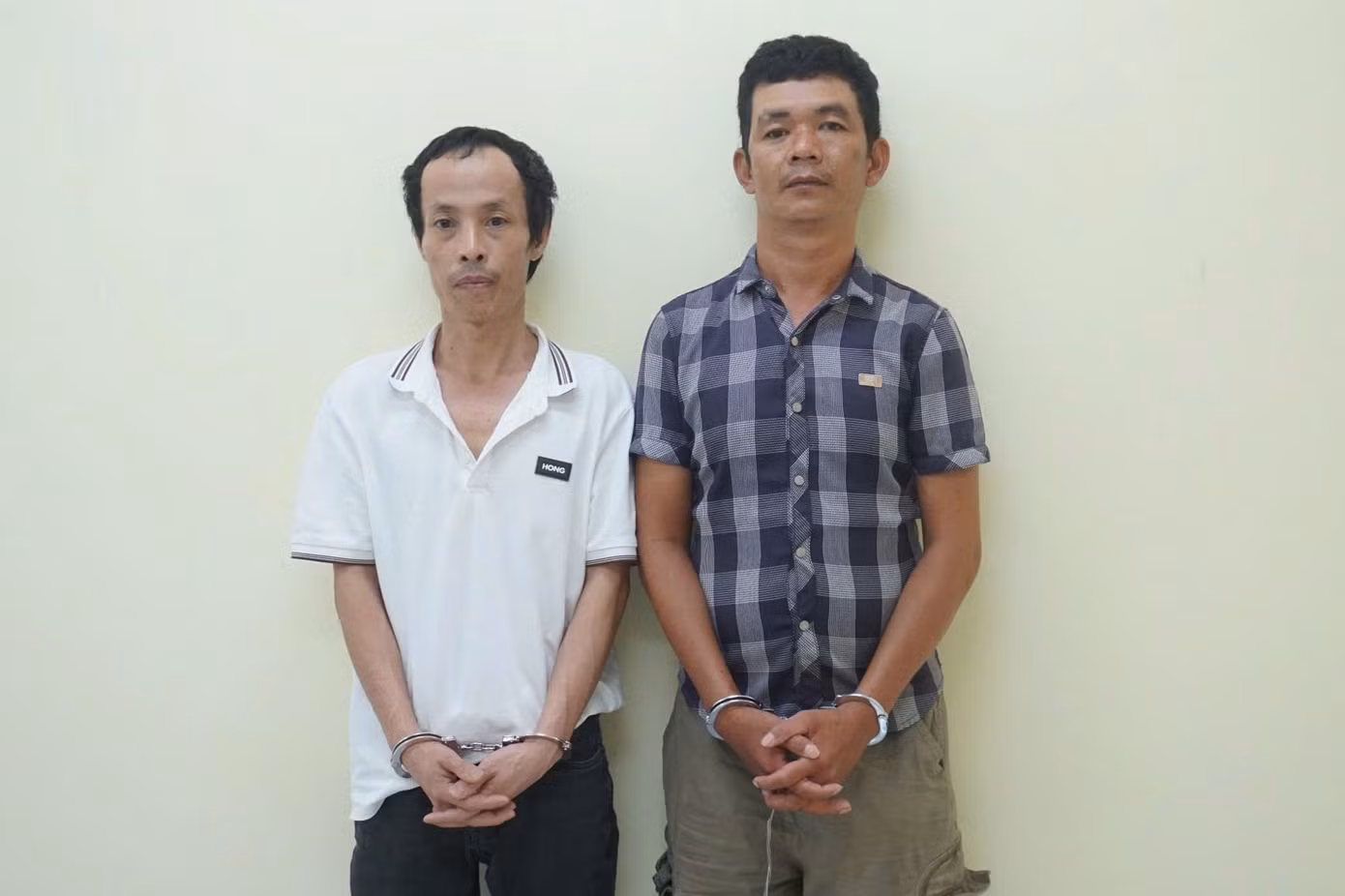 Từ trái qua, Hà và Phước tại cơ quan công an. Ảnh: Công an cung cấp. Từ trái qua, Hà và Phước tại cơ quan công an. Ảnh: Công an cung cấp.