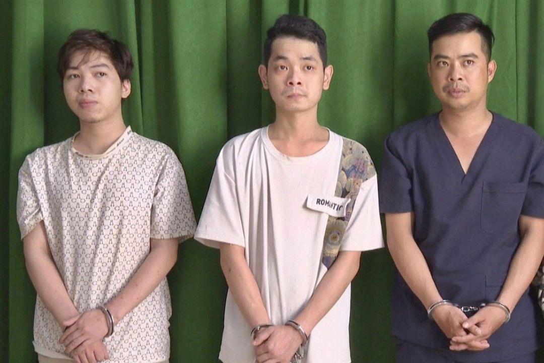 Từ trái qua, Thắng, Dương và Trọng tại cơ quan công an. Từ trái qua, Thắng, Dương và Trọng tại cơ quan công an.