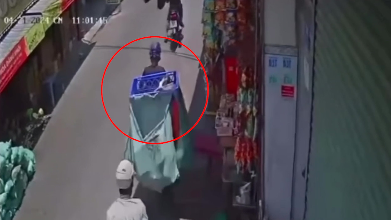 Xe máy và hàng hóa của tài xế giao hàng bị kẻ gian trộm. Ảnh cắt từ clip.