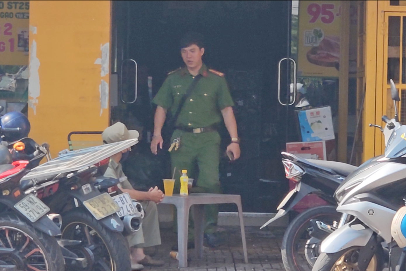 Lực lượng công an có mặt tại hiện trường. Lực lượng công an có mặt tại hiện trường.