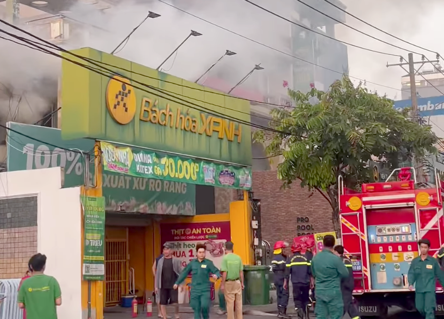 Cửa hàng Bách Hóa Xanh xảy ra cháy. Cửa hàng Bách Hóa Xanh xảy ra cháy.