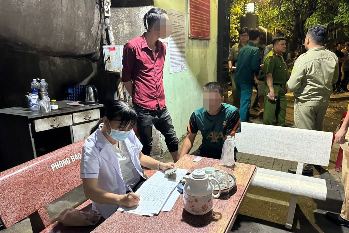 Lực lượng chức năng ghi thông tin các tài xế, phụ xe được kiểm tra chất ma túy. Ảnh: A.X.