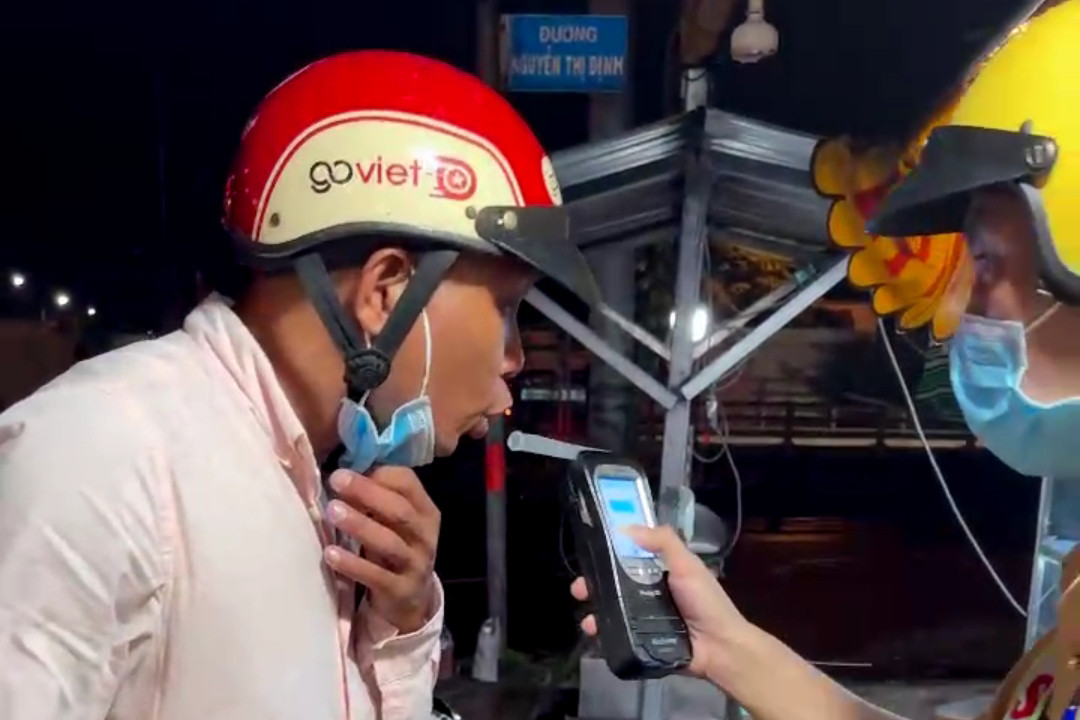 Lực lượng CSGT kiểm tra nồng độ cồn đối với ông Nghĩa. Ảnh: Công an cung cấp.