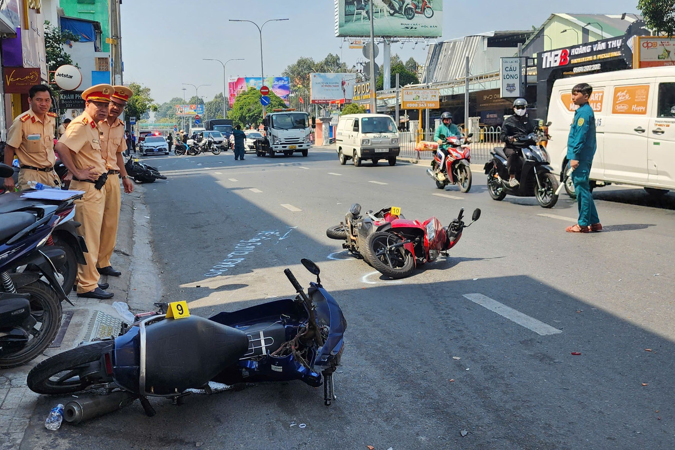 Xe máy nằm la liệt trên đường. Ảnh: C.A.