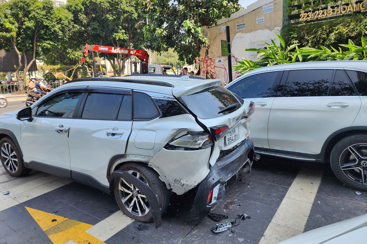 Ô tô hư hỏng nặng phần đuôi. Ảnh: C.A.