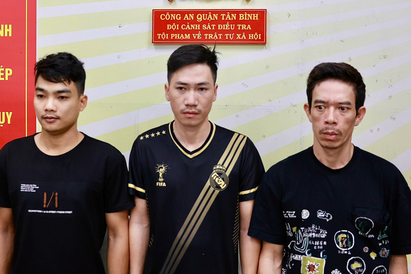 Các đối tượng Thành (bên phải), Thông và Nhã tại cơ quan công an. Ảnh: Đ.N. Các đối tượng Thành (bên phải), Thông và Nhã tại cơ quan công an. Ảnh: Đ.N.