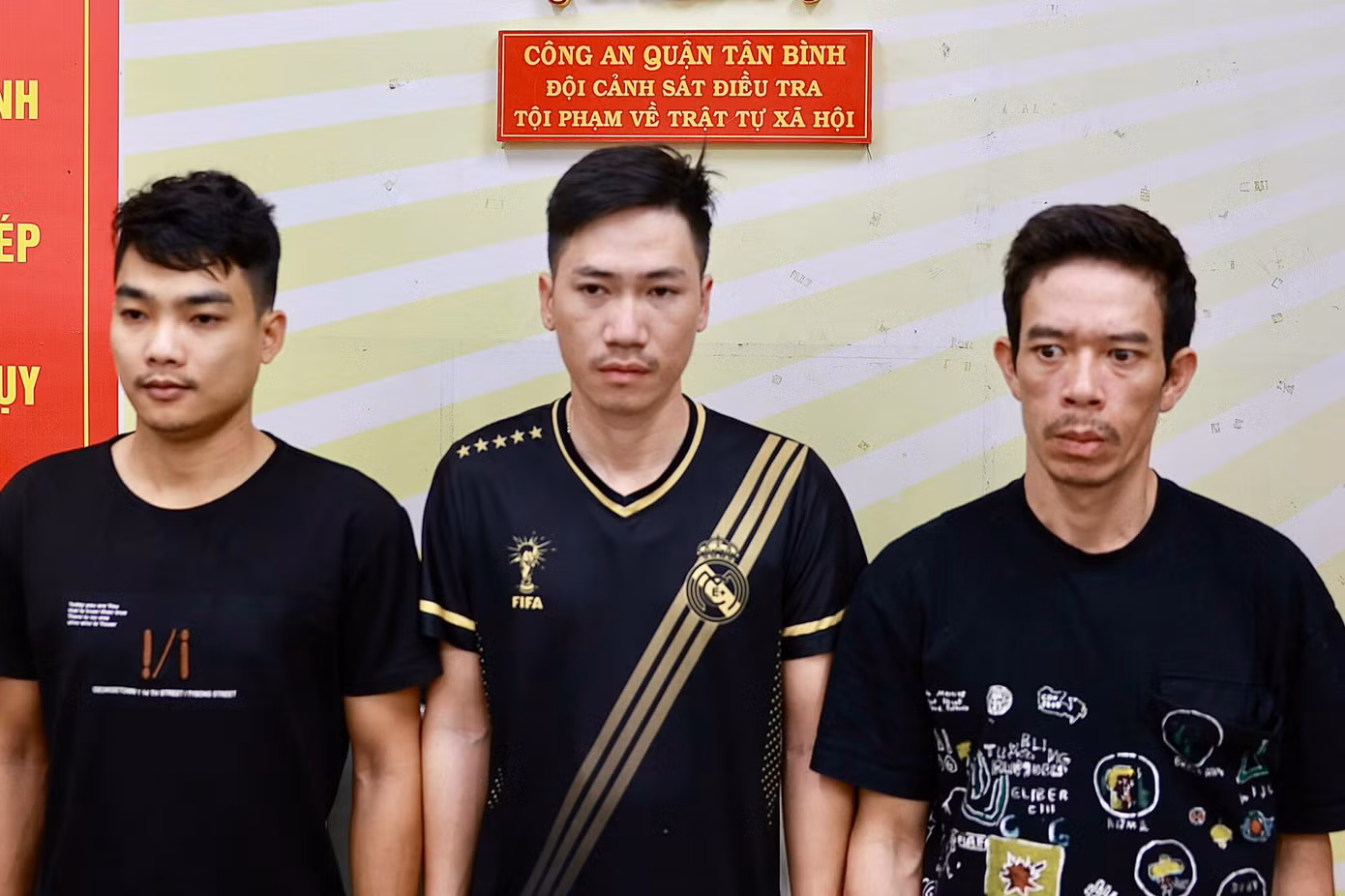 Các đối tượng Thành (bên phải), Thông và Nhã tại cơ quan công an. Ảnh: Đ.N.