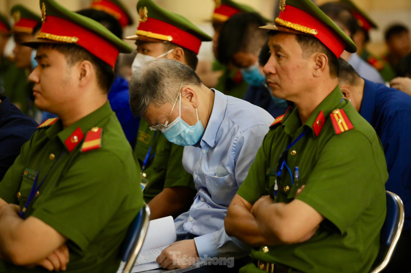 Bị cáo Chu Lập Cơ (chồng bà Trương Mỹ Lan) xem lại cáo trạng. Ảnh: Duy Anh.