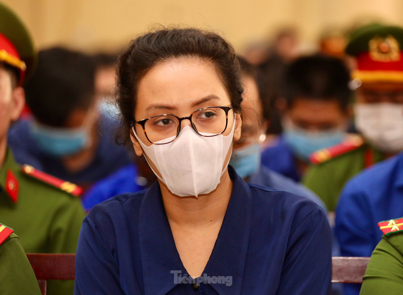 Bị cáo Trương Huệ Vân với màu áo xanh quen thuộc tại các ngày diễn ra phiên xét xử. Ảnh: Duy Anh.